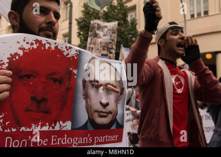 Kurden halten Plakate mit der Darstellung der Gräueltaten takingplace in Afrin und Shout Slogans gegen Putin und Erdogan. Linke, antirassistische und Menschenrechtsorganisationen inszenierten eine Sammlung anlässlich der europäischen Aktionswoche gegen Rassismus und den Internationalen Tag für die Beseitigung der Rassendiskriminierung gegen Rassismus, Faschismus und EU-Migrationspolitik zu demonstrieren. © Nikolas Georgiou/Alamy leben Nachrichten Stockfoto