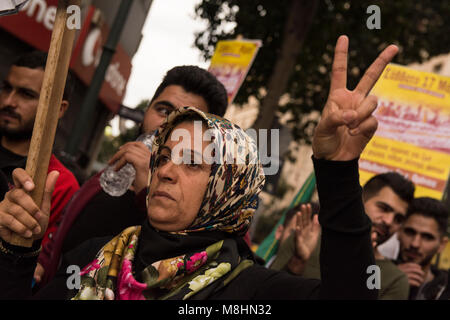 Kurden halten Plakate mit der Darstellung der Gräueltaten takingplace in Afrin und Shout Slogans gegen Putin und Erdogan. Linke, antirassistische und Menschenrechtsorganisationen inszenierten eine Sammlung anlässlich der europäischen Aktionswoche gegen Rassismus und den Internationalen Tag für die Beseitigung der Rassendiskriminierung gegen Rassismus, Faschismus und EU-Migrationspolitik zu demonstrieren. © Nikolas Georgiou/Alamy leben Nachrichten Stockfoto