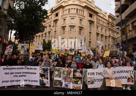 Kurden halten Plakate mit der Darstellung der Gräueltaten takingplace in Afrin und Shout Slogans gegen Putin und Erdogan. Linke, antirassistische und Menschenrechtsorganisationen inszenierten eine Sammlung anlässlich der europäischen Aktionswoche gegen Rassismus und den Internationalen Tag für die Beseitigung der Rassendiskriminierung gegen Rassismus, Faschismus und EU-Migrationspolitik zu demonstrieren. © Nikolas Georgiou/Alamy leben Nachrichten Stockfoto