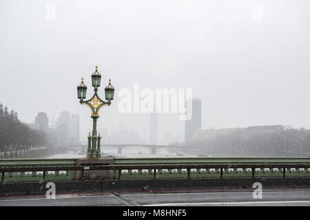 Westminster, London, England. 17. März 2018. Eine unseasonable snow Blizzard in Th emiddle März an Westminstger, London, am St. Patrick's Day, 17. März 2018 Credit: Michael Foley/Alamy leben Nachrichten Stockfoto