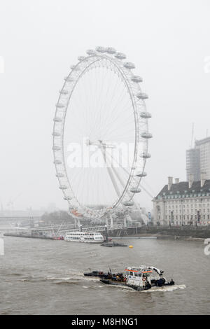 Westminster, London, England. 17. März 2018. Eine unseasonable snow Blizzard in Th emiddle März an Westminstger, London, am St. Patrick's Day, 17. März 2018 Credit: Michael Foley/Alamy leben Nachrichten Stockfoto