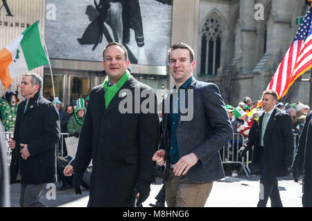 New York, New York, USA. 17 Mär, 2018. Der irische Premierminister (Taoiseach) LEO VARADKAR, Links, und sein Partner MATTHEW BARRETT März während des St. Patrick's Day Parade auf der Fifth Avenue in Manhattan. Credit: William Volcov/ZUMA Draht/Alamy leben Nachrichten Stockfoto