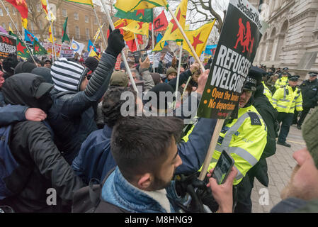 London, Großbritannien. 17. März 2018. Kurden aus Daymerprotest vor den Toren von Downing Street gegen die Angriffe auf afrin am Ende des März durch London gegen Rassismus auf der UN-Anti-Rassismus-Tag. Die März Gastgeber stehen bis zum Rassismus mit Reden außerhalb der BBC auf Portland Place begann und endete mit einer Kundgebung in Whitehall, wo wütend protestierte Kurden fordern die Regierung auf, Maßnahmen gegen die Türkei zu ergreifen, um ihre Invasion in Afrin zu stoppen. Tausende marschierten Trotz apokalyptischen Wettervorhersagen und eine gelbe Wetter Warnung, eine Temperatur um Null mit der gelegentlichen Schneeflocke und einem kühlen Ostwind. Stockfoto