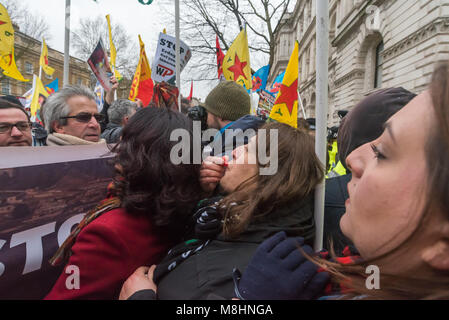 London, Großbritannien. 17. März 2018. Kurden aus Daymerprotest vor den Toren von Downing Street gegen die Angriffe auf afrin am Ende des März durch London gegen Rassismus auf der UN-Anti-Rassismus-Tag. Die März Gastgeber stehen bis zum Rassismus mit Reden außerhalb der BBC auf Portland Place begann und endete mit einer Kundgebung in Whitehall, wo wütend protestierte Kurden fordern die Regierung auf, Maßnahmen gegen die Türkei zu ergreifen, um ihre Invasion in Afrin zu stoppen. Tausende marschierten Trotz apokalyptischen Wettervorhersagen und eine gelbe Wetter Warnung, eine Temperatur um Null mit der gelegentlichen Schneeflocke und einem kühlen Ostwind. Stockfoto