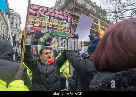 London, Großbritannien. 17. März 2018. Kurden aus Daymerprotest vor den Toren von Downing Street gegen die Angriffe auf afrin am Ende des März durch London gegen Rassismus auf der UN-Anti-Rassismus-Tag. Die März Gastgeber stehen bis zum Rassismus mit Reden außerhalb der BBC auf Portland Place begann und endete mit einer Kundgebung in Whitehall, wo wütend protestierte Kurden fordern die Regierung auf, Maßnahmen gegen die Türkei zu ergreifen, um ihre Invasion in Afrin zu stoppen. Tausende marschierten Trotz apokalyptischen Wettervorhersagen und eine gelbe Wetter Warnung, eine Temperatur um Null mit der gelegentlichen Schneeflocke und einem kühlen Ostwind. Stockfoto