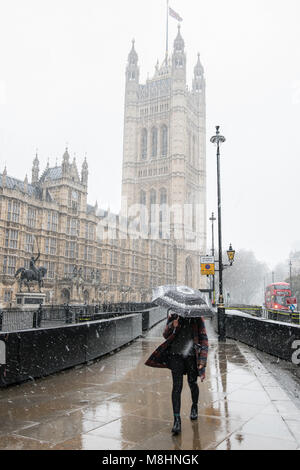 Westminster, London, England. 17. März 2018. Eine unseasonable snow Blizzard in Th emiddle März an Westminstger, London, am St. Patrick's Day, 17. März 2018 Credit: Michael Foley/Alamy leben Nachrichten Stockfoto