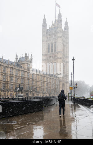 Westminster, London, England. 17. März 2018. Eine unseasonable snow Blizzard in Th emiddle März an Westminstger, London, am St. Patrick's Day, 17. März 2018 Credit: Michael Foley/Alamy leben Nachrichten Stockfoto