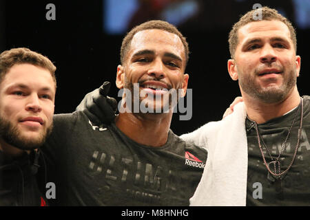 London, UK, 17. März 2018. Danny Roberts (Red Corner) Niederlagen Oliver Enkamp (Blaue Ecke) in der ersten Runde. Credit: Dan Cooke/Alamy leben Nachrichten Stockfoto