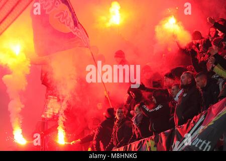 Prag, Tschechische Republik. 17 Mär, 2018. Fans von Sparta Prag feiert nach seinem Seiten erstes Ziel zählen während der 21. Runde der tschechischen Fußball-Liga Sparta Praha vs Slavia Praha in Prag in der Tschechischen Republik. Credit: Slavek Ruta/ZUMA Draht/Alamy leben Nachrichten Stockfoto