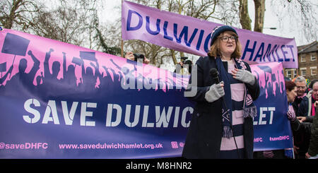 London, Großbritannien. 17. März 2018. Die Befürworter der Nicht-League Football Club, Dulwich Hamlet sammelte und marschierte der Verein aus der Vertreibung aus ihren Champion Hill home zu speichern durch Bauträger Wiese Wohn. David Rowe/Alamy Leben Nachrichten. Stockfoto