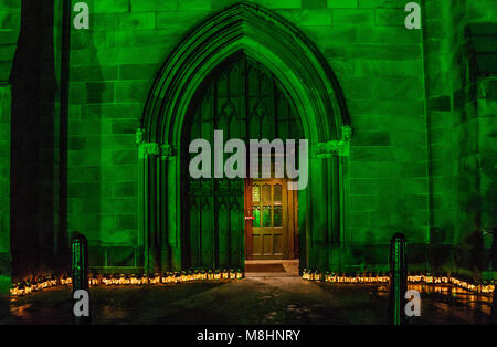 Armagh, Irland, 17. März 2018. Laternen an der Tür der St. Patrick's Cathedral Armagh Frieden wandeln Teil der St Patricks Vigil Credit: Liam McArdle/Alamy leben Nachrichten Stockfoto