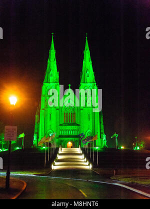 Armagh, Irland, 17. März 2018. St. Patricks Cathedral Armagh N. Irland leuchtet in grün zu St Patricks Day Credit: Liam McArdle/Alamy Leben Nachrichten feiern Stockfoto