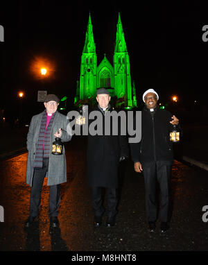 Armagh, Irland, 17. März 2018. Von links: Erzbischof Richard Clarke; Erzbischof Eamon Martin und Erzbischof Judas Thaddäus Okolo, der Apostolische Nuntius führen Frieden wandeln Teil der St Patricks Vigil am St Patrick's Cathedral Credit: Liam McArdle/Alamy leben Nachrichten Stockfoto