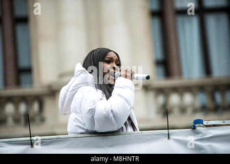 London, Großbritannien. 17 Mär, 2018. RAY BLK (Sänger und Songwriter) singen über Lkw der März am Ende des März. Tausende von Menschen auf der Straße von London für den März gegen Rassismus vier Tage vor dem 21. März der Internationale Tag für die Beseitigung der Rassendiskriminierung. Der März wird von der Gruppe organisiert Bis zu Rassismus als Ausdruck der Einheit gegen Rassismus, Islamfeindlichkeit und Antisemitismus stehen. Credit: Brais G. Rouco/SOPA Images/ZUMA Draht/Alamy leben Nachrichten Stockfoto