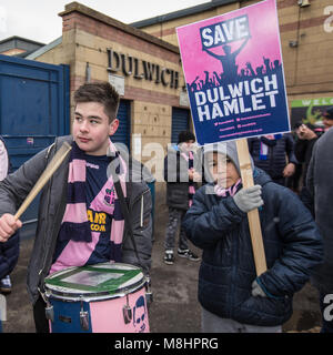 London, Großbritannien. 17. März 2018. Die Befürworter der Nicht-League Football Club, Dulwich Hamlet sammelte und marschierte der Verein aus der Vertreibung aus ihren Champion Hill home zu speichern durch Bauträger Wiese Wohn. David Rowe/Alamy Leben Nachrichten. Stockfoto