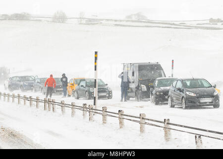 A66, 17. März 2018: UK Wetter - white out - Autofahrer auf die A66 Trunk Road in Cumbria stecken wie Schnee und Glatteis erstellt sehr schwierigen Fahrbedingungen auf der A 66. Es gibt mehrere Unfälle und lange Staus in beiden Richtungen Credit: Kay Roxby/Alamy leben Nachrichten Stockfoto