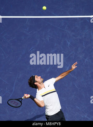 März 17, 2018 Roger Federer (SUI) dient gegen Borna Coric (CRO) während die Halbfinale der BNP Paribas Open in Indian Wells Tennis Garden, Indian Wells, CA. Charles Baus/CSM Credit: Cal Sport Media/Alamy leben Nachrichten Stockfoto