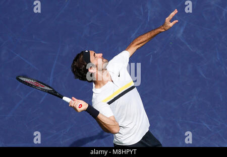 März 17, 2018 Roger Federer (SUI) dient gegen Borna Coric (CRO) während die Halbfinale der BNP Paribas Open in Indian Wells Tennis Garden, Indian Wells, CA. Charles Baus/CSM Credit: Cal Sport Media/Alamy leben Nachrichten Stockfoto