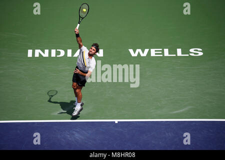 März 17, 2018 Roger Federer (SUI) dient gegen Borna Coric (CRO) während die Halbfinale der BNP Paribas Open in Indian Wells Tennis Garden, Indian Wells, CA. Charles Baus/CSM Credit: Cal Sport Media/Alamy leben Nachrichten Stockfoto