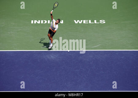 März 17, 2018 Roger Federer (SUI) dient gegen Borna Coric (CRO) während die Halbfinale der BNP Paribas Open in Indian Wells Tennis Garden, Indian Wells, CA. Charles Baus/CSM Credit: Cal Sport Media/Alamy leben Nachrichten Stockfoto