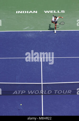 März 17, 2018 Roger Federer (SUI) dient gegen Borna Coric (CRO) während die Halbfinale der BNP Paribas Open in Indian Wells Tennis Garden, Indian Wells, CA. Charles Baus/CSM Credit: Cal Sport Media/Alamy leben Nachrichten Stockfoto