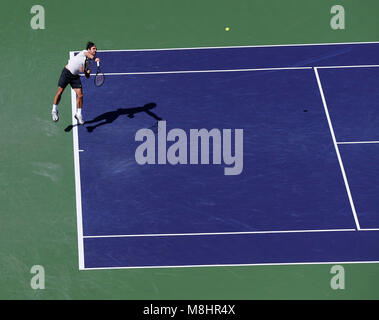 März 17, 2018 Roger Federer (SUI) dient gegen Borna Coric (CRO) während die Halbfinale der BNP Paribas Open in Indian Wells Tennis Garden, Indian Wells, CA. Charles Baus/CSM Credit: Cal Sport Media/Alamy leben Nachrichten Stockfoto