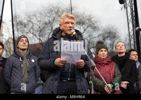 Bratislava, Slowakei. 16 Mär, 2018. Schauspieler Richard Stanke eine Rede während der anti-government Protests hält. Nach der Ermordung der investigative Journalist Jan Kuciak und seiner Verlobten Martina Kusnirova, slowakische Bürger sammeln jeden Freitag im ganzen Land und im Ausland zu Verlangen der slowakischen Regierung zum Rücktritt. Die Demonstranten sehen Sie Verbindungen zwischen der organisierten Kriminalität, der Korruption und der aktuellen slowakischen Regierung. Credit: Stanislav Jenis/SOPA Images/ZUMA Draht/Alamy leben Nachrichten Stockfoto