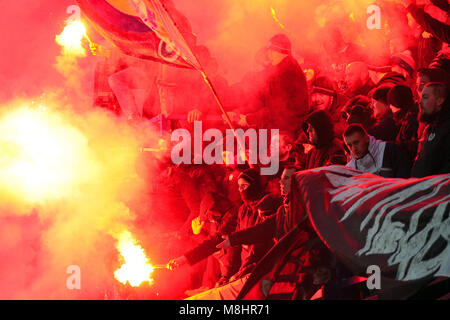 Prag, Tschechische Republik. 17 Mär, 2018. Fans von Sparta Prag feiert nach seinem Seiten erstes Ziel zählen während der 21. Runde der tschechischen Fußball-Liga Sparta Praha vs Slavia Praha in Prag in der Tschechischen Republik. Credit: Slavek Ruta/ZUMA Draht/Alamy leben Nachrichten Stockfoto