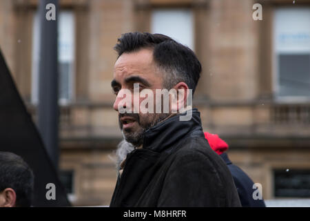 Glasgow, Schottland, Großbritannien. 17. März, 2018. Ein März gegen Rassismus hat in Glasgow statt, mit den Demonstranten zu Fuß durch die Innenstadt zum George Square. Die Demonstranten protestierten gegen die anhaltende Zunahme von Rassismus, Verbrechen aus Hass, Antisemitismus und Islamfeindlichkeit und die Erhöhung der ganz rechts auf der ganzen Welt. Im März wurde von der Koalition organisiert, bis zu Rassismus, die von Nächstenliebe, Gewerkschaften und andere unterstützt wird, und Tausenden von Teilnehmern beteiligt. Abgebildet ist aamer Anwar. Iain McGuinness/Alamy leben Nachrichten Stockfoto