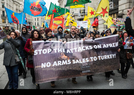 London, Großbritannien. 17. März, 2018. Mitglieder der kurdischen Gemeinschaft melden sie Tausende von Menschen die Teilnahme an der Demonstration gegen Rassismus, um bis zu Rassismus Stand organisiert, um die Regierung aufzufordern, die dubs Änderungsantrag zu erlassen, die es zu "so schnell wie möglich handeln, "unbegleitete Flüchtlingskinder zu verlagern und in Europa unterstützen, und die auf der Flucht vor Krieg und Verfolgung zu unterstützen. Credit: Mark Kerrison/Alamy leben Nachrichten Stockfoto