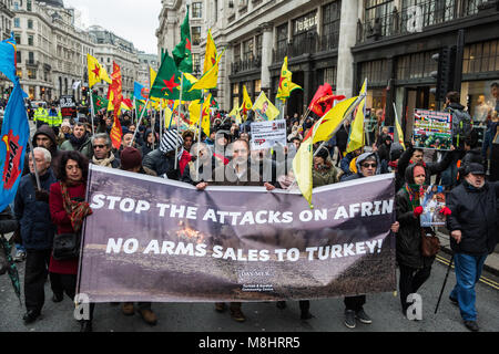 London, Großbritannien. 17. März, 2018. Mitglieder der kurdischen Gemeinschaft melden sie Tausende von Menschen die Teilnahme an der Demonstration gegen Rassismus, um bis zu Rassismus Stand organisiert, um die Regierung aufzufordern, die dubs Änderungsantrag zu erlassen, die es zu "so schnell wie möglich handeln, "unbegleitete Flüchtlingskinder zu verlagern und in Europa unterstützen, und die auf der Flucht vor Krieg und Verfolgung zu unterstützen. Credit: Mark Kerrison/Alamy leben Nachrichten Stockfoto