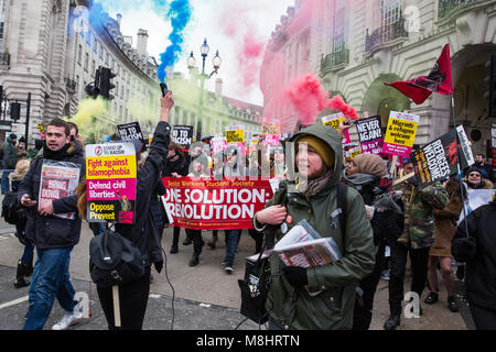 London, Großbritannien. 17. März, 2018. Farbigen Rauchgranaten werden verwendet, als Tausende von Menschen besuchen im März gegen Rassismus, um bis zu Rassismus Stand organisiert, um die Regierung aufzufordern, die dubs Änderungsantrag zu erlassen, die es zu "so schnell wie möglich handeln, "unbegleitete Flüchtlingskinder zu verlagern und in Europa unterstützen, und die auf der Flucht vor Krieg und Verfolgung zu unterstützen. Credit: Mark Kerrison/Alamy leben Nachrichten Stockfoto