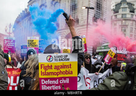 London, Großbritannien. 17. März, 2018. Farbigen Rauchgranaten werden verwendet, als Tausende von Menschen besuchen im März gegen Rassismus, um bis zu Rassismus Stand organisiert, um die Regierung aufzufordern, die dubs Änderungsantrag zu erlassen, die es zu "so schnell wie möglich handeln, "unbegleitete Flüchtlingskinder zu verlagern und in Europa unterstützen, und die auf der Flucht vor Krieg und Verfolgung zu unterstützen. Credit: Mark Kerrison/Alamy leben Nachrichten Stockfoto