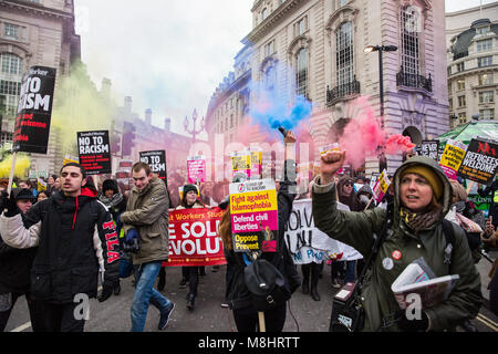 London, Großbritannien. 17. März, 2018. Farbigen Rauchgranaten werden verwendet, als Tausende von Menschen besuchen im März gegen Rassismus, um bis zu Rassismus Stand organisiert, um die Regierung aufzufordern, die dubs Änderungsantrag zu erlassen, die es zu "so schnell wie möglich handeln, "unbegleitete Flüchtlingskinder zu verlagern und in Europa unterstützen, und die auf der Flucht vor Krieg und Verfolgung zu unterstützen. Credit: Mark Kerrison/Alamy leben Nachrichten Stockfoto