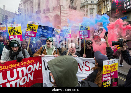 London, Großbritannien. 17. März, 2018. Farbigen Rauchgranaten werden verwendet, als Tausende von Menschen besuchen im März gegen Rassismus, um bis zu Rassismus Stand organisiert, um die Regierung aufzufordern, die dubs Änderungsantrag zu erlassen, die es zu "so schnell wie möglich handeln, "unbegleitete Flüchtlingskinder zu verlagern und in Europa unterstützen, und die auf der Flucht vor Krieg und Verfolgung zu unterstützen. Credit: Mark Kerrison/Alamy leben Nachrichten Stockfoto