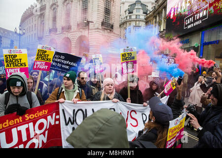 London, Großbritannien. 17. März, 2018. Farbigen Rauchgranaten werden verwendet, als Tausende von Menschen besuchen im März gegen Rassismus, um bis zu Rassismus Stand organisiert, um die Regierung aufzufordern, die dubs Änderungsantrag zu erlassen, die es zu "so schnell wie möglich handeln, "unbegleitete Flüchtlingskinder zu verlagern und in Europa unterstützen, und die auf der Flucht vor Krieg und Verfolgung zu unterstützen. Credit: Mark Kerrison/Alamy leben Nachrichten Stockfoto