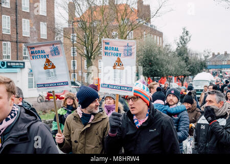 East Dulwich, London, Samstag, den 17. März 2018. Tausende von Fans kamen, die zur Unterstützung von Dulwich Hamlet Football Club, die von ihren Gründen durch Bauträger Wiesen vertrieben wurden, nach Wiesen verweigert wurde, die Genehmigung der Website zu sanieren. Credit: Tom Leighton/Alamy leben Nachrichten Stockfoto