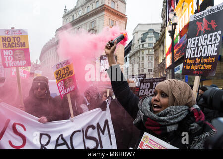 London, Großbritannien. 17. März, 2018. Farbigen Rauchgranaten werden verwendet, als Tausende von Menschen besuchen im März gegen Rassismus, um bis zu Rassismus Stand organisiert, um die Regierung aufzufordern, die dubs Änderungsantrag zu erlassen, die es zu "so schnell wie möglich handeln, "unbegleitete Flüchtlingskinder zu verlagern und in Europa unterstützen, und die auf der Flucht vor Krieg und Verfolgung zu unterstützen. Credit: Mark Kerrison/Alamy leben Nachrichten Stockfoto