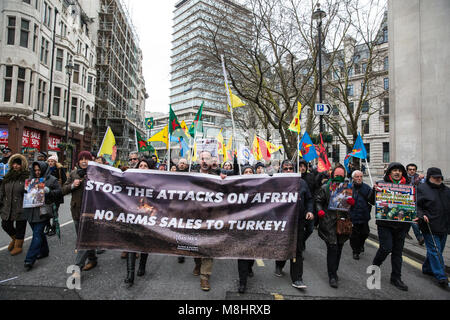 London, Großbritannien. 17. März, 2018. Mitglieder der kurdischen Gemeinschaft melden sie Tausende von Menschen die Teilnahme an der Demonstration gegen Rassismus, um bis zu Rassismus Stand organisiert, um die Regierung aufzufordern, die dubs Änderungsantrag zu erlassen, die es zu "so schnell wie möglich handeln, "unbegleitete Flüchtlingskinder zu verlagern und in Europa unterstützen, und die auf der Flucht vor Krieg und Verfolgung zu unterstützen. Credit: Mark Kerrison/Alamy leben Nachrichten Stockfoto