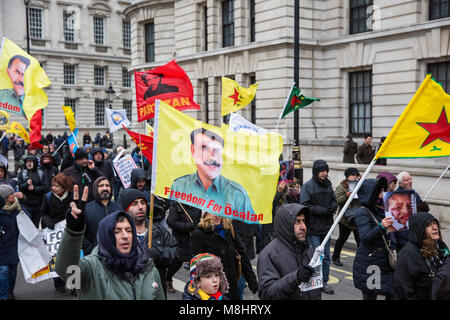 London, Großbritannien. 17. März, 2018. Mitglieder der kurdischen Gemeinschaft melden sie Tausende von Menschen die Teilnahme an der Demonstration gegen Rassismus, um bis zu Rassismus Stand organisiert, um die Regierung aufzufordern, die dubs Änderungsantrag zu erlassen, die es zu "so schnell wie möglich handeln, "unbegleitete Flüchtlingskinder zu verlagern und in Europa unterstützen, und die auf der Flucht vor Krieg und Verfolgung zu unterstützen. Credit: Mark Kerrison/Alamy leben Nachrichten Stockfoto