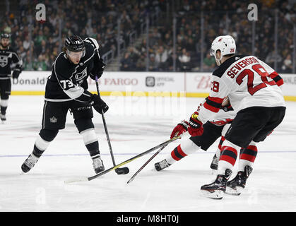 Los Angeles, Kalifornien, USA. 17 Mär, 2018. Los Angeles Kings' freuen Tyler Toffoli (73) Mias mit New Jersey Devils' defenseman Damon Severson (28) Während eines 2017-2018 NHL Hockey Spiel in Los Angeles, am 17. März 2018. Die Devils gewann 3-0. Credit: Ringo Chiu/ZUMA Draht/Alamy leben Nachrichten Stockfoto