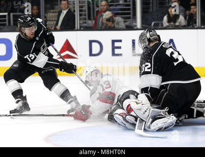 Los Angeles, Kalifornien, USA. 17 Mär, 2018. Goalie Jonathan Los Angeles Kings' Quick (32) schützt das Netz als New Jersey Devils' vorwärts Nico Hischier (13) bricht während einer 2017-2018 NHL Hockey Spiel in Los Angeles, am 17. März 2018. Die Devils gewann 3-0. Credit: Ringo Chiu/ZUMA Draht/Alamy leben Nachrichten Stockfoto