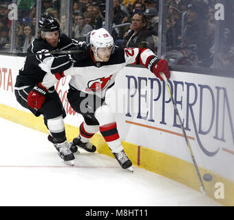 Los Angeles, Kalifornien, USA. 17 Mär, 2018. Los Angeles Kings' freuen Tyler Toffoli (73) Mias mit New Jersey Devils' defenseman Damon Severson (28) Während eines 2017-2018 NHL Hockey Spiel in Los Angeles, am 17. März 2018. Die Devils gewann 3-0. Credit: Ringo Chiu/ZUMA Draht/Alamy leben Nachrichten Stockfoto