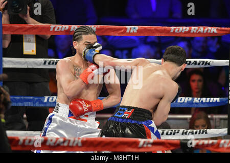 New York City, New York, USA. 17 Mär, 2018. ADAN GONZALES UND JOSE GONZALEZ (schwarz-Amtsleitungen) Schlacht in einer super Schwergewicht Kampf im Madison Square Garden. Quelle: Joel Plummer/ZUMA Draht/Alamy leben Nachrichten Stockfoto