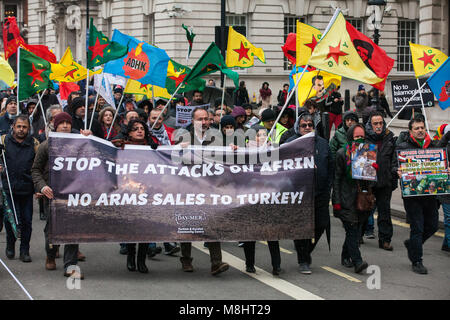 London, Großbritannien. 17. März, 2018. Mitglieder der kurdischen Gemeinschaft melden sie Tausende von Menschen die Teilnahme an der Demonstration gegen Rassismus, um bis zu Rassismus Stand organisiert, um die Regierung aufzufordern, die dubs Änderungsantrag zu erlassen, die es zu "so schnell wie möglich handeln, "unbegleitete Flüchtlingskinder zu verlagern und in Europa unterstützen, und die auf der Flucht vor Krieg und Verfolgung zu unterstützen. Credit: Mark Kerrison/Alamy leben Nachrichten Stockfoto