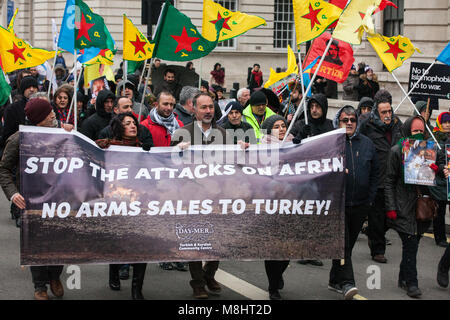 London, Großbritannien. 17. März, 2018. Mitglieder der kurdischen Gemeinschaft melden sie Tausende von Menschen die Teilnahme an der Demonstration gegen Rassismus, um bis zu Rassismus Stand organisiert, um die Regierung aufzufordern, die dubs Änderungsantrag zu erlassen, die es zu "so schnell wie möglich handeln, "unbegleitete Flüchtlingskinder zu verlagern und in Europa unterstützen, und die auf der Flucht vor Krieg und Verfolgung zu unterstützen. Credit: Mark Kerrison/Alamy leben Nachrichten Stockfoto