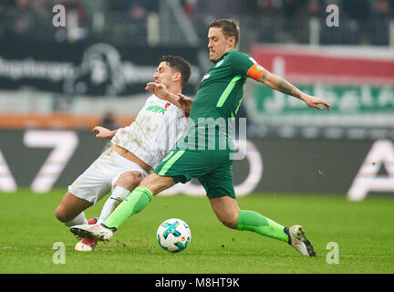 FC Augsburg Fußball, Augsburg, 17. März 2018 Rani KHEDIRA, FCA 8 konkurrieren um den Ball gegen Max Kruse, BRE 10 FC Augsburg - SV WERDER BREMEN 1-3 1. Deutschen Fußball-Bundesliga, Spieltag 27, Augsburg, März 17, 2018, Saison 2017/2018 © Peter Schatz/Alamy leben Nachrichten Stockfoto