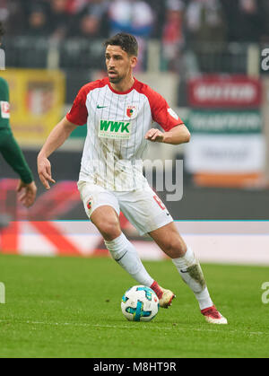 FC Augsburg Fußball, Augsburg, 17. März 2018 Rani KHEDIRA, FCA 8 treibt die Kugel, Action, full-size, FC Augsburg - SV WERDER BREMEN 1-3 1. Deutschen Fußball-Bundesliga, Spieltag 27, Augsburg, März 17, 2018, Saison 2017/2018 © Peter Schatz/Alamy leben Nachrichten Stockfoto