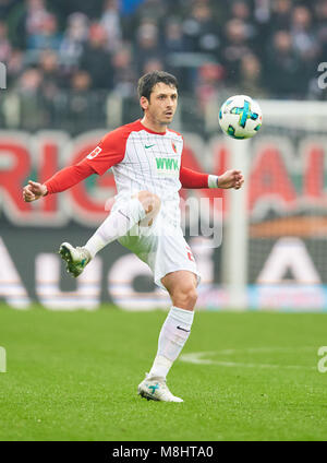 FC Augsburg Fußball, Augsburg, 17. März 2018 Gojko KACAR, FCA 20 treibt die Kugel, Action, full-size, FC Augsburg - SV WERDER BREMEN 1-3 1. Deutschen Fußball-Bundesliga, Spieltag 27, Augsburg, März 17, 2018, Saison 2017/2018 © Peter Schatz/Alamy leben Nachrichten Stockfoto