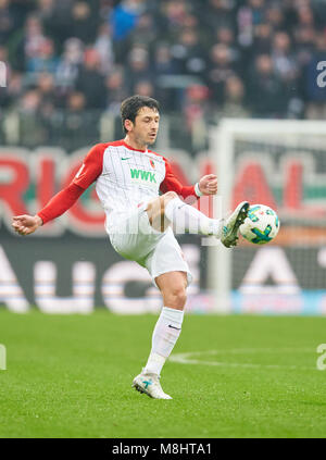 FC Augsburg Fußball, Augsburg, 17. März 2018 Gojko KACAR, FCA 20 treibt die Kugel, Action, full-size, FC Augsburg - SV WERDER BREMEN 1-3 1. Deutschen Fußball-Bundesliga, Spieltag 27, Augsburg, März 17, 2018, Saison 2017/2018 © Peter Schatz/Alamy leben Nachrichten Stockfoto